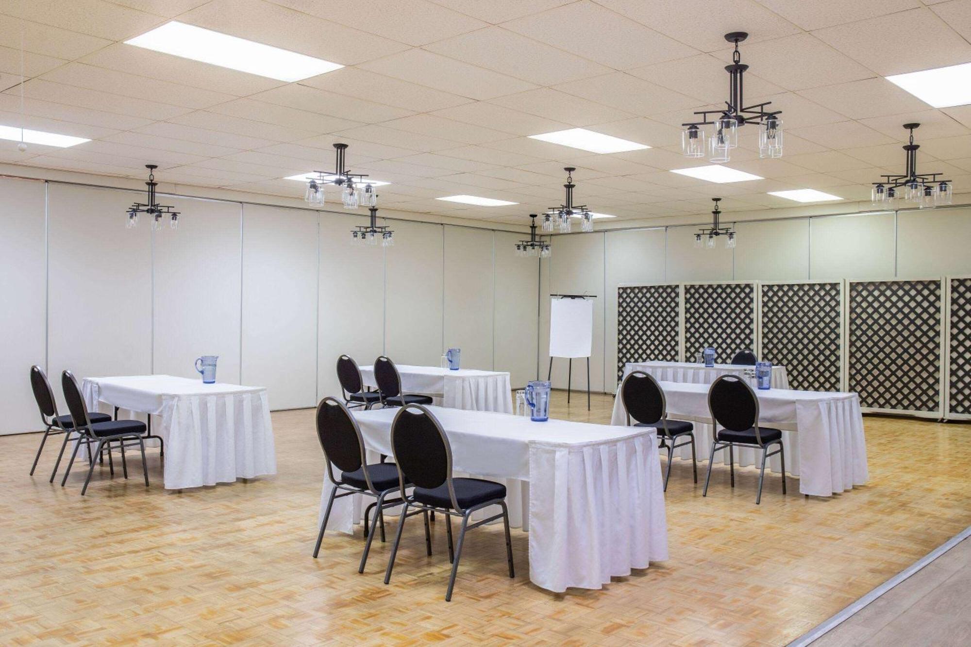 Days Inn & Conference Centre By Wyndham Camrose Norsemen Экстерьер фото
