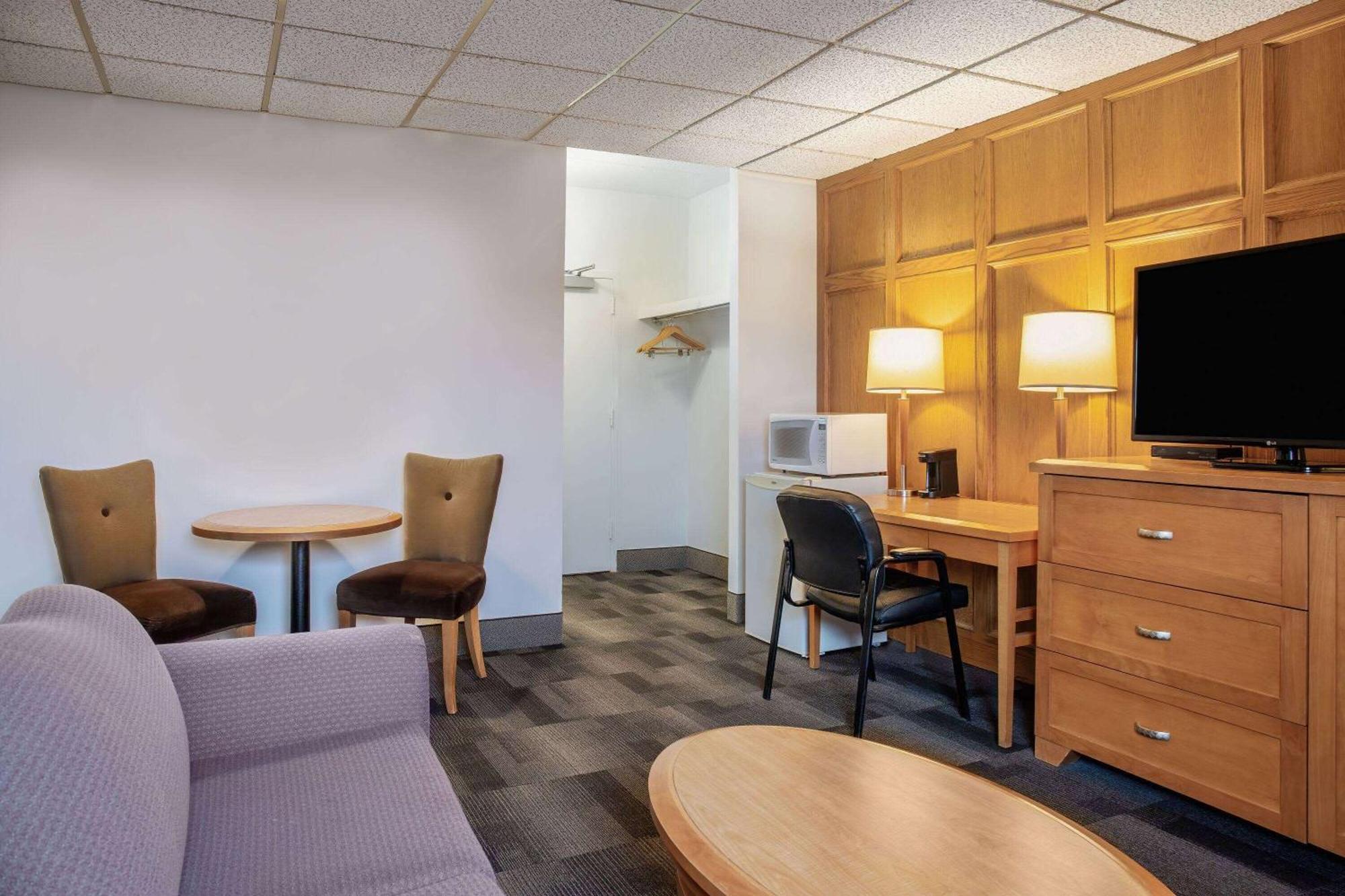 Days Inn & Conference Centre By Wyndham Camrose Norsemen Экстерьер фото