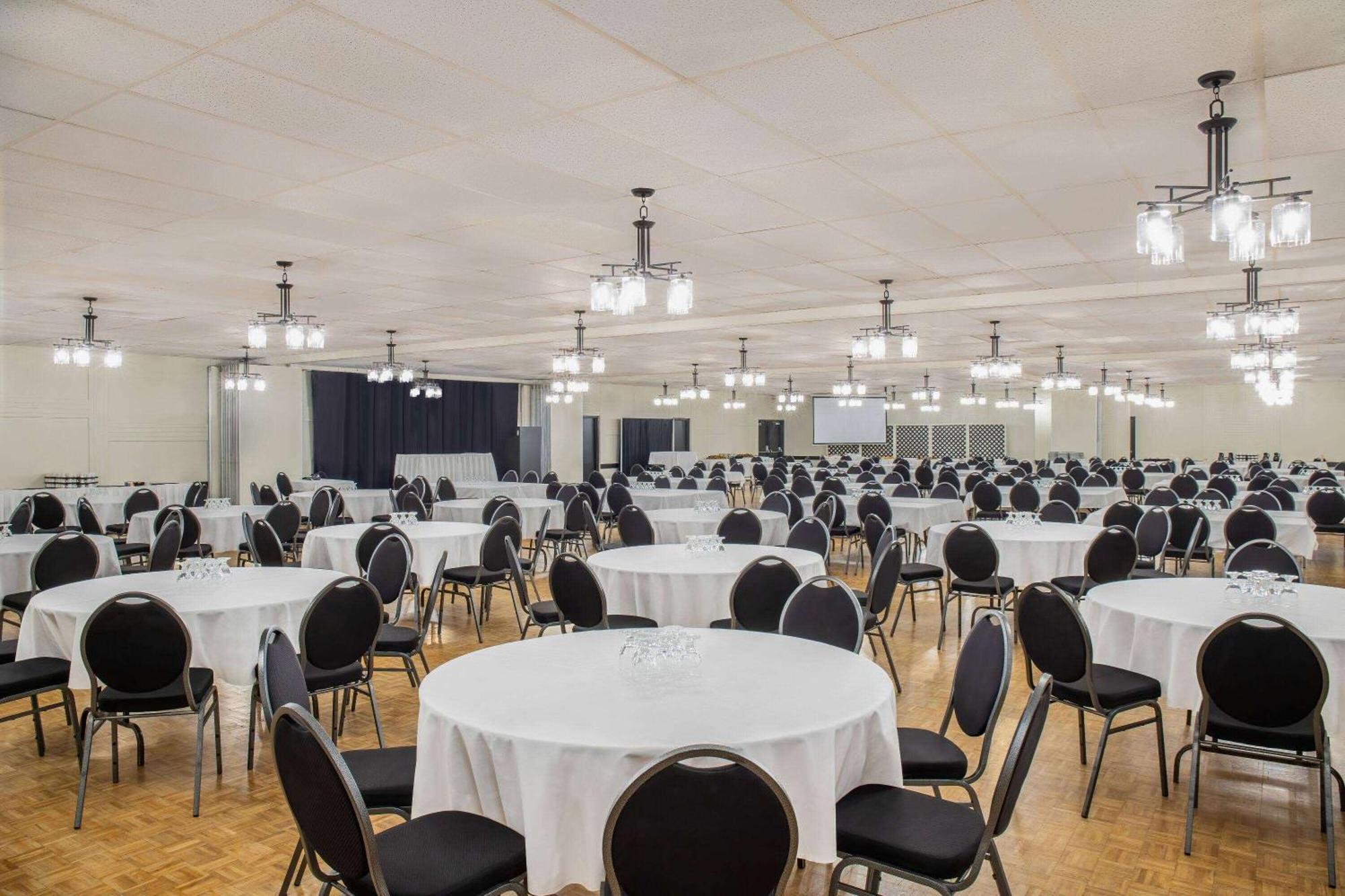 Days Inn & Conference Centre By Wyndham Camrose Norsemen Экстерьер фото
