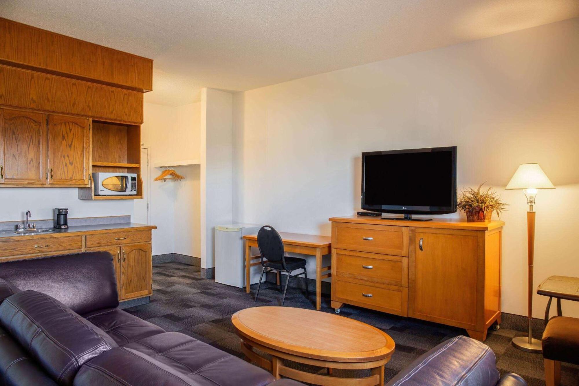 Days Inn & Conference Centre By Wyndham Camrose Norsemen Экстерьер фото