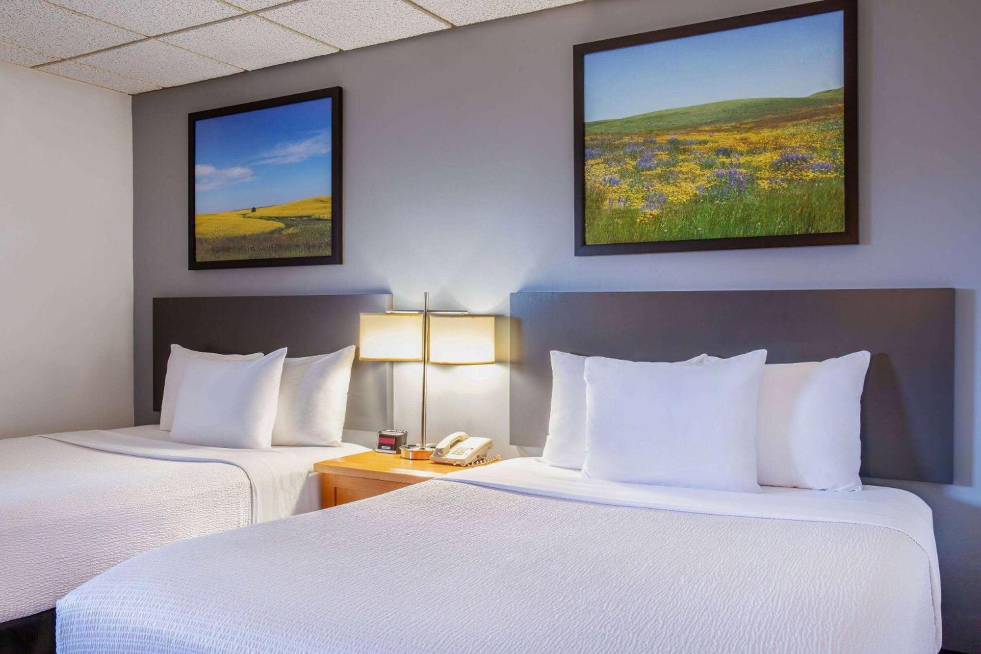 Days Inn & Conference Centre By Wyndham Camrose Norsemen Экстерьер фото