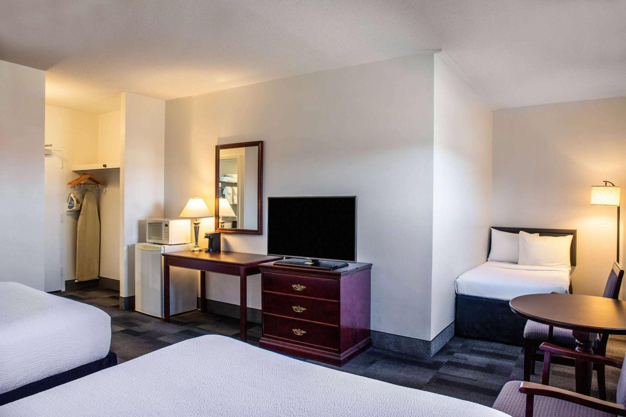 Days Inn & Conference Centre By Wyndham Camrose Norsemen Экстерьер фото
