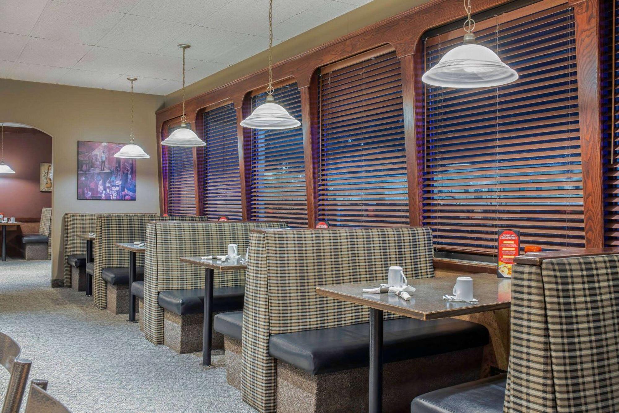 Days Inn & Conference Centre By Wyndham Camrose Norsemen Экстерьер фото